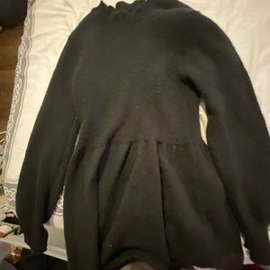 I’m selling a black long sleeved dress